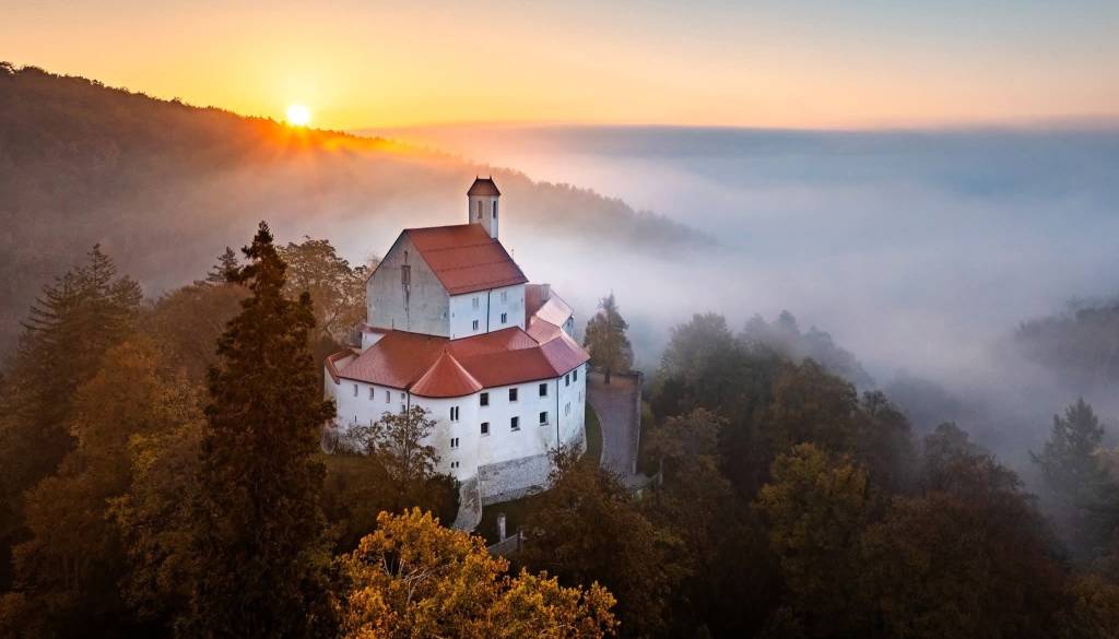 Novi prehodi, klančina in dodatna dela zvišali stroške prenove Gradu Pišece