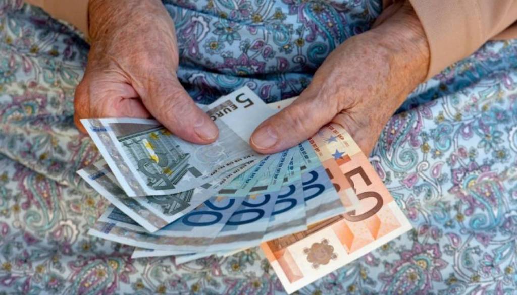 Dobra novica za upokojence, denar prihaja še pred prazniki