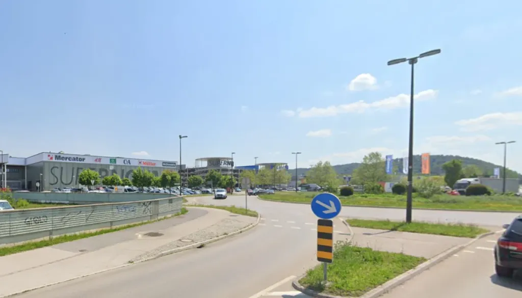 Obsežna prenova Jurčkove ceste: Kaj načrtujejo in kje se zatika?