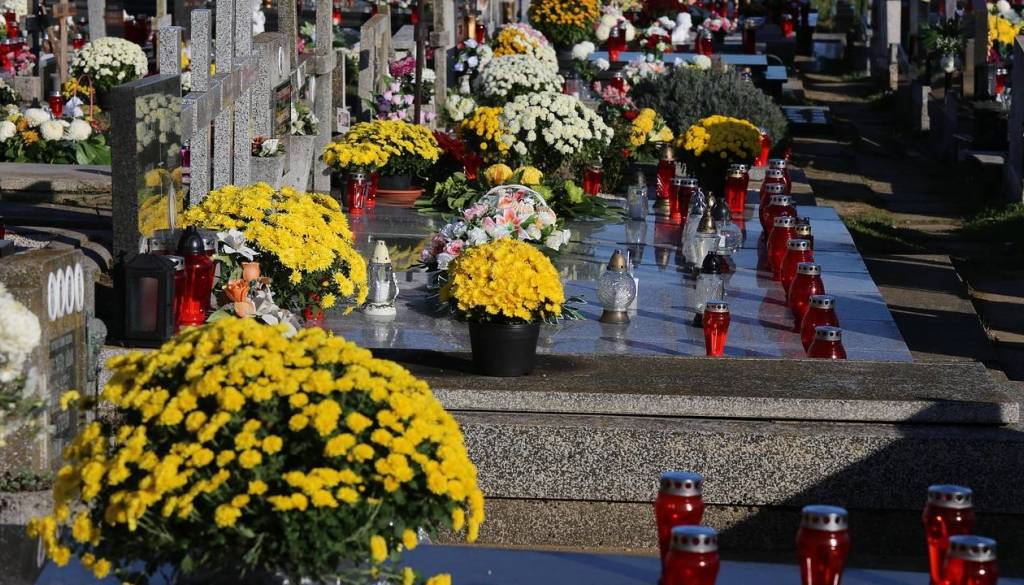 Praznični konec tedna bo povečal obisk pokopališč: Kje na Dolenjskem bodo žalne slovesnosti?