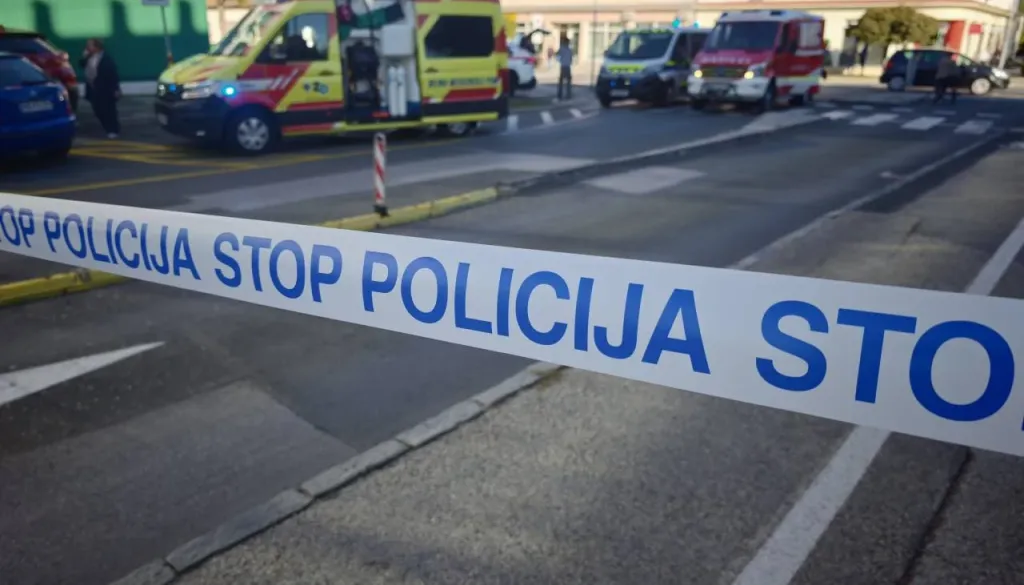 Prometna nesreča pri Trebnjem. Gasilci iz vozila rešili poškodovano osebo, dve osebi prepeljali v bolnišnico