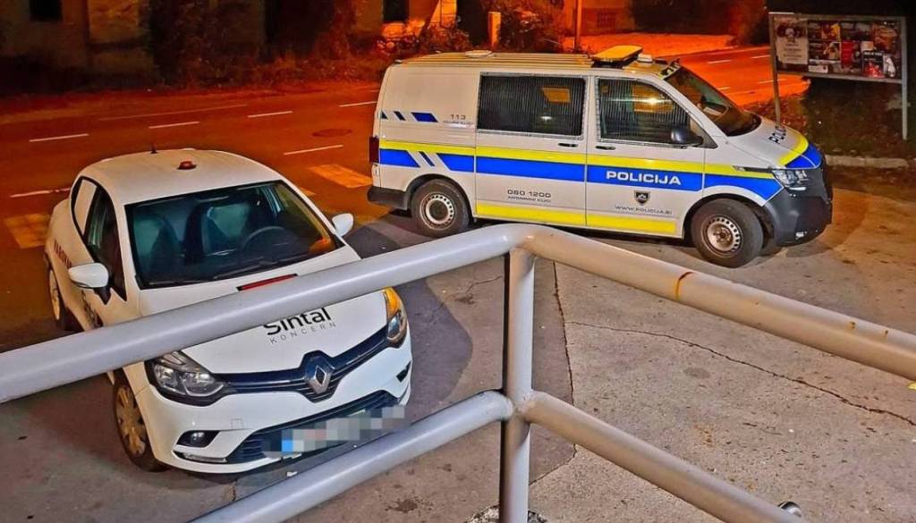 Policija potrdila rop trgovine na Gorenjskem: Zamaskirana moška s pištolama zahtevala denar, storilca še na begu