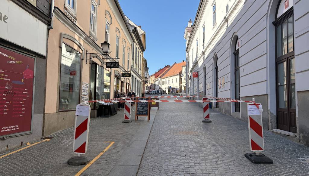 Na Murkovi ulici na Ptuju nevarnost odpadanja opeke: Kdaj bodo odstranili zaščitne trakove?