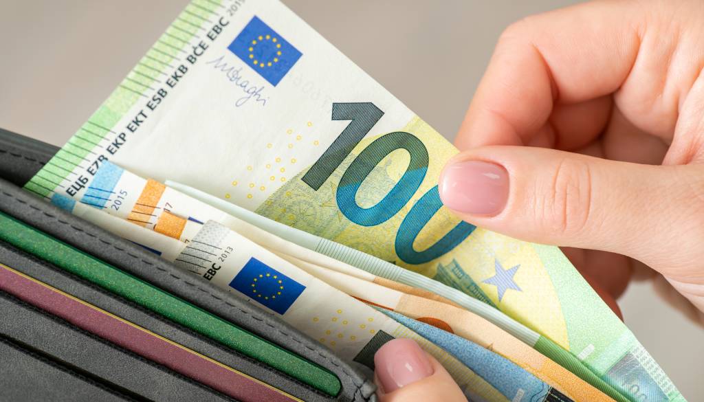 Na račune prihaja 170 evrov: preverite, komu pripada zimski dodatek in kdaj bo izplačan