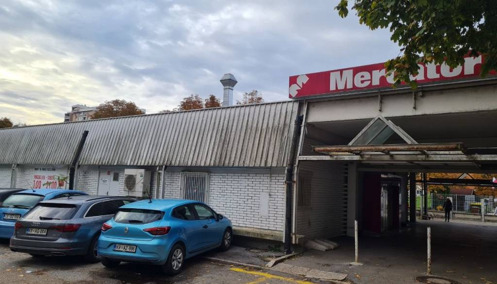 FOTO in VIDEO: Policisti po oboroženem ropu trgovine na območju Kranja prijeli dva osumljenca