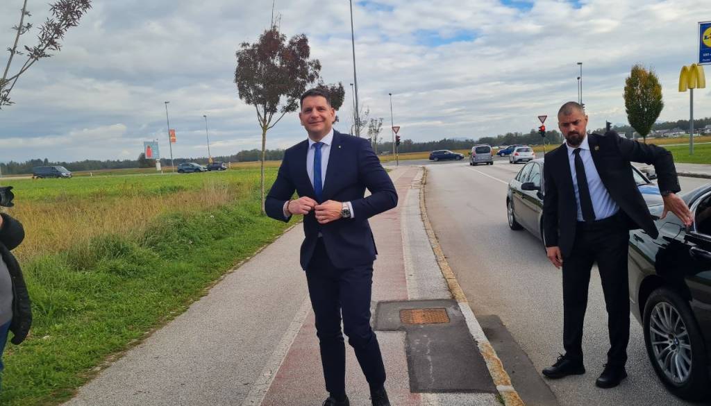 VIDEO: Stevanović v ostrem nastopu pred novinarji zanika zlorabo funkcije, primer bo preverila komisija