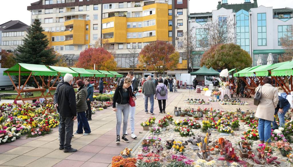 FOTO: Pred dnevom spomina na mrtve soboška tržnica in Trg kulture v znamenju cvetja in sveč