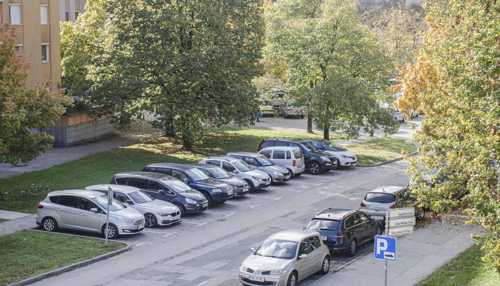 Parkirišč naj tej lokaciji v Kranju že zdaj primanjkuje, prihodnji teden bo treba umakniti vozila