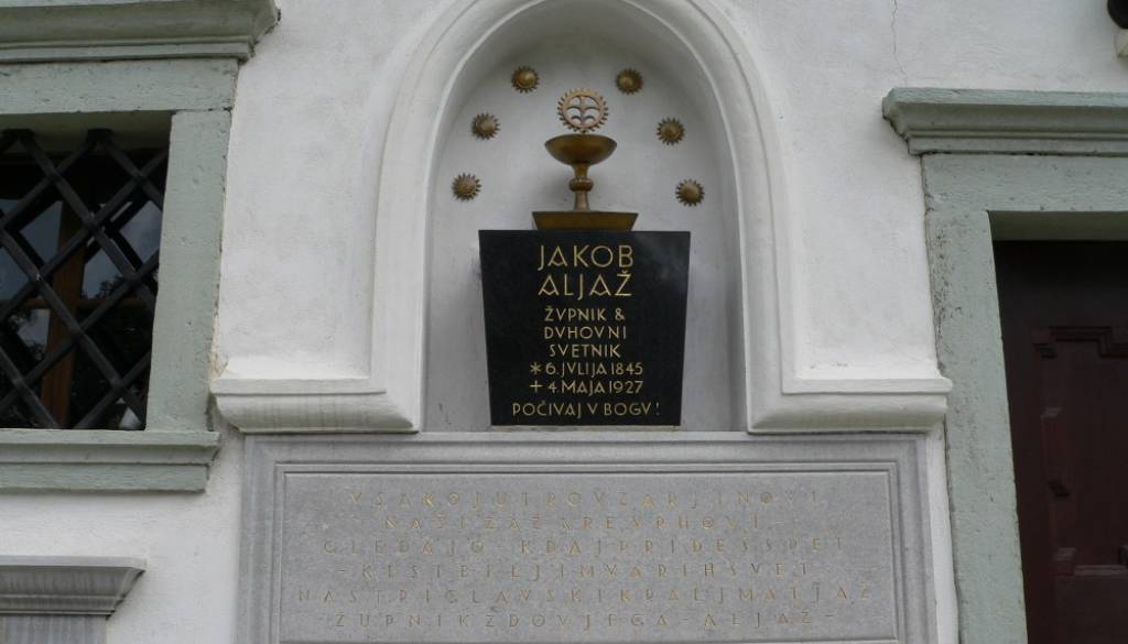 Kje na Gorenjskem počivajo znani Slovenci? Od Prešerna in Avsenika do grobnice, iz katere je izginil kip