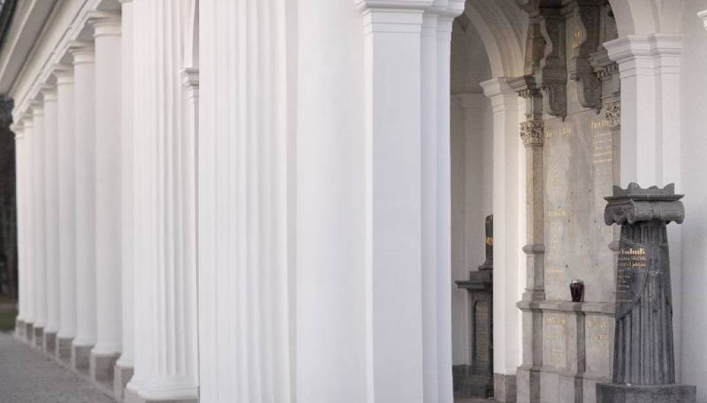 Navje, pozabljeno pokopališče sredi Bežigrada: Kdo počiva v ljubljanskem panteonu, ki ostaja v senci Žal