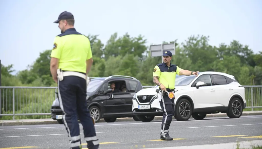 V Mariboru trčila dva golfa, policija išče očividce