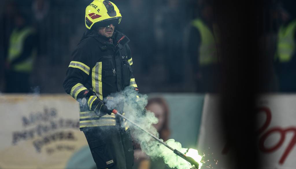 FOTO: Razdejanje v Ljudskem vrtu: Gostujoči navijači nad stole, ograjo in sanitarije, škode za več tisoč evrov