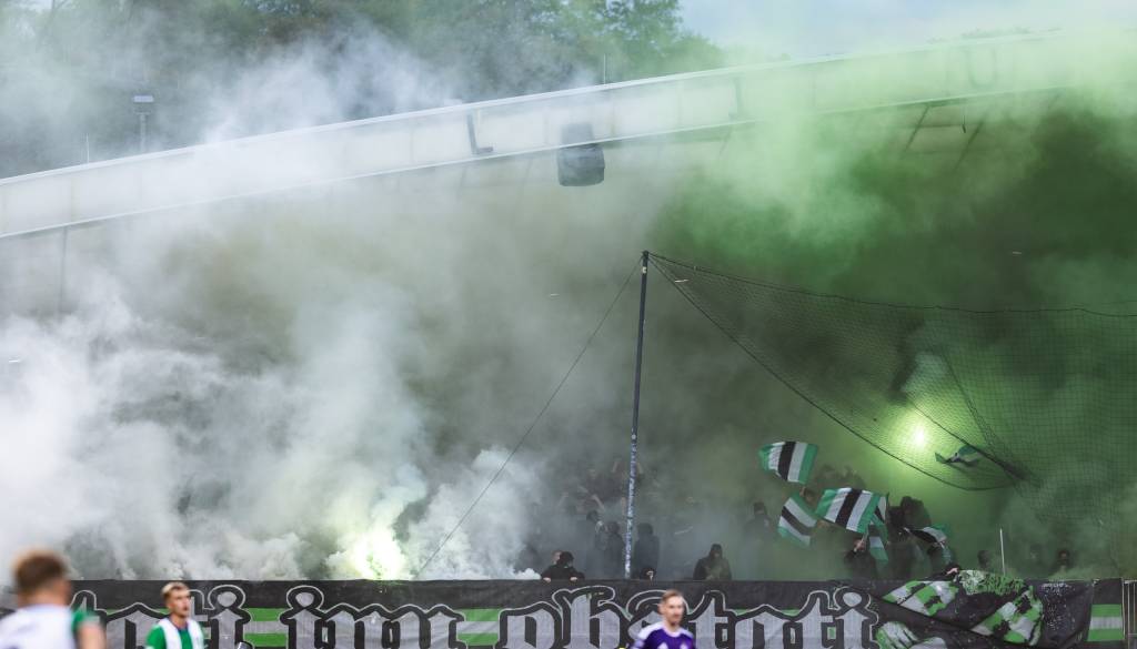 FOTO: Ljubljančani v Ljudskem vrtu nad stole, ograjo in sanitarije, škode za več tisoč evrov