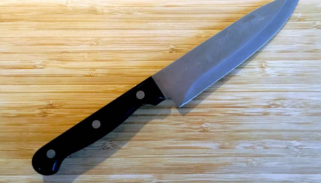 Z nožem nad 64-letno sosedo, nato zanetil še požar, policija obravnava poskus uboja