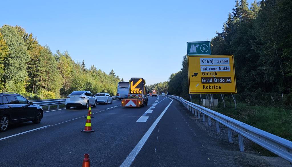 Na gorenjski avtocesti trčil v ograjo, policija išče voznika modrega avtomobila