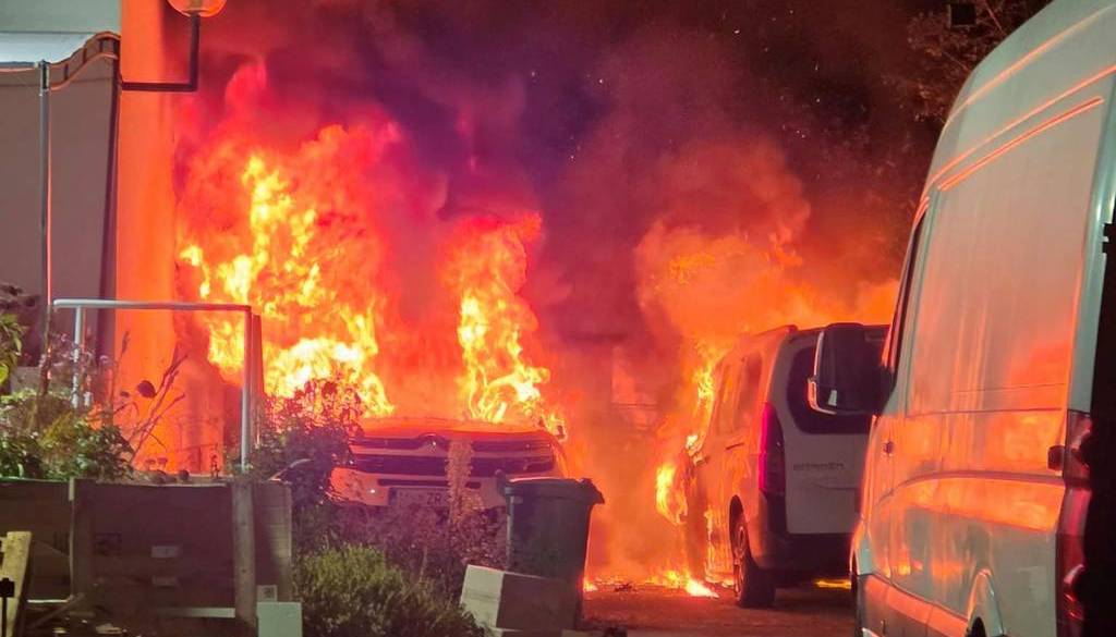 FOTO: Nekaj minut po polnoči alarm v Lendavi, zagoreli vozili