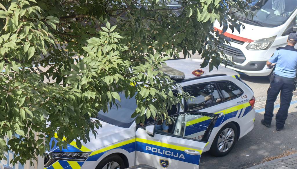 FOTO: Počilo na Kocljevi ulici, promet oviran
