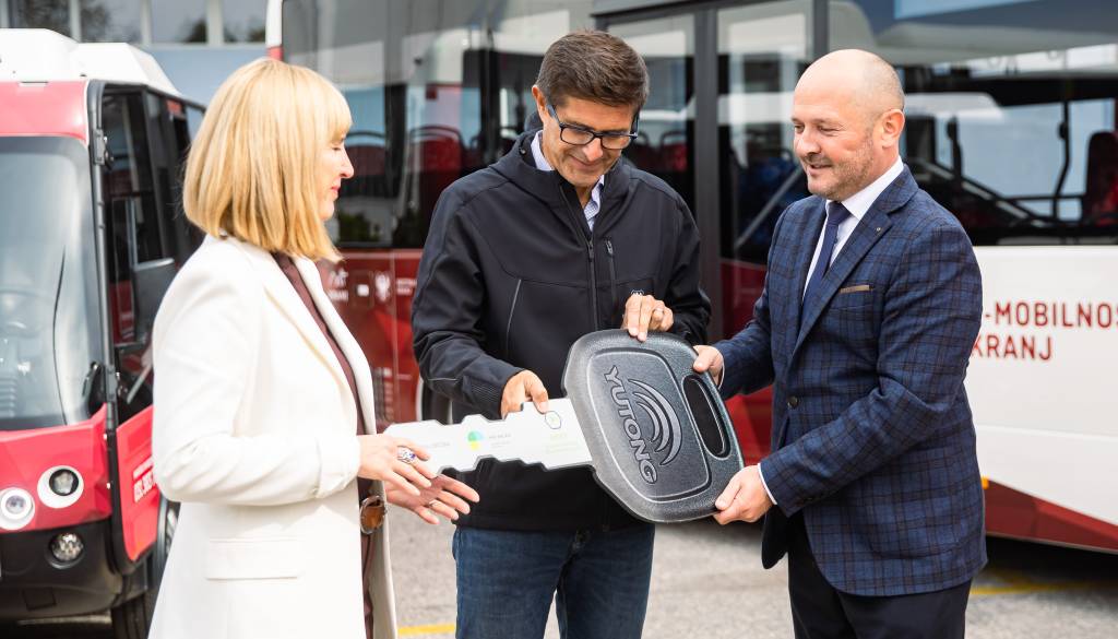 FOTO: Kranj bogatejši za tri nove električne avtobuse in nov Kranvaj