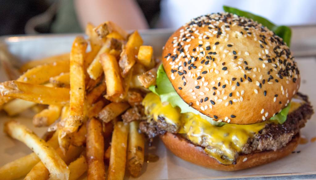 PREDLAGAJTE: Kje v Mariboru ali okolici je naj burger?