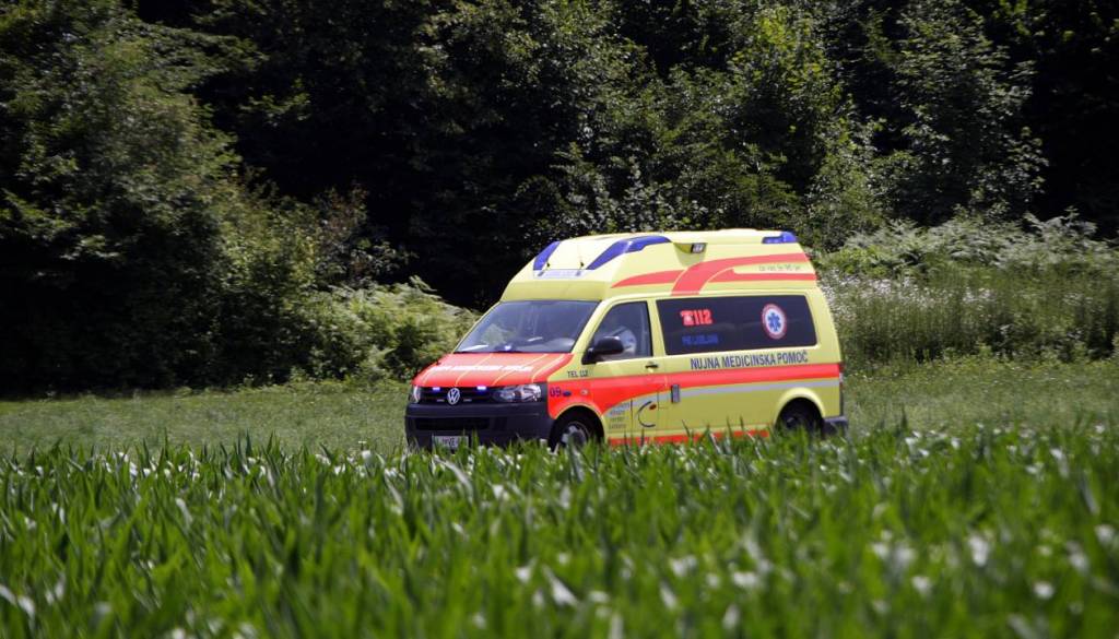 Z otrokom na štirikolesniku zapeljal s ceste, oba sta se poškodovala