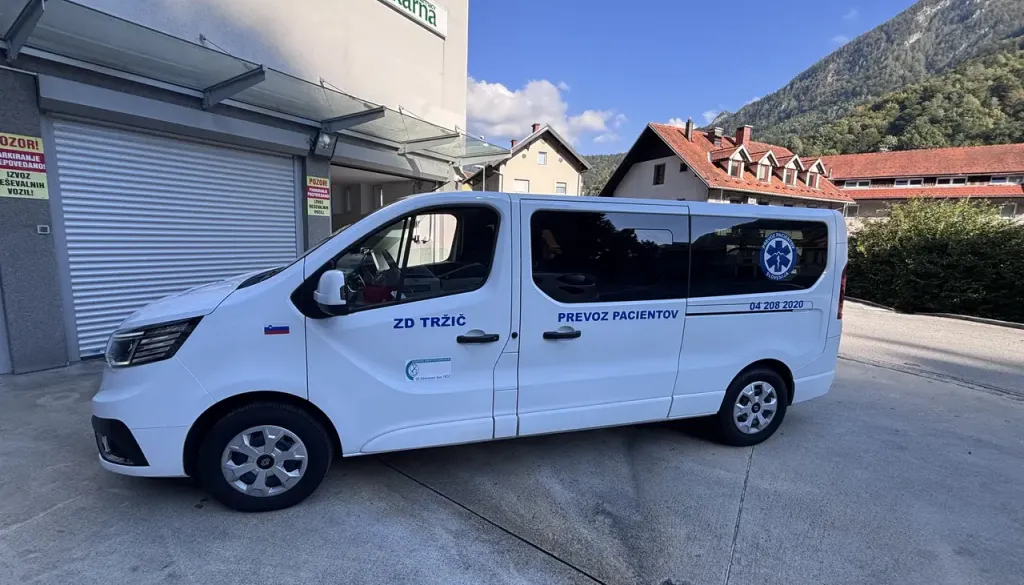 Tržiški zdravstveni dom dobil nov kombi za prevoze pacientov