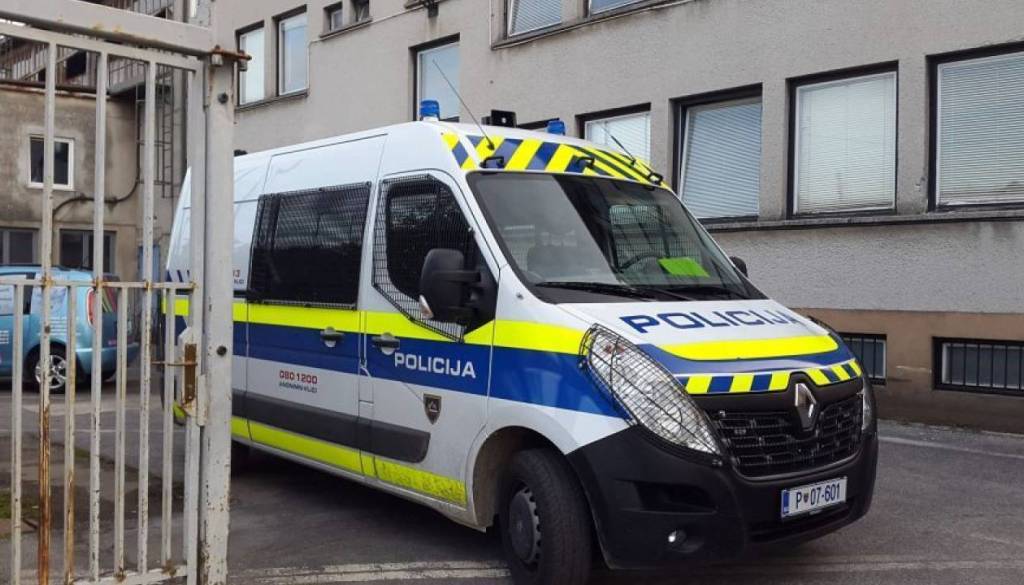 Hišne preiskave na več koncih Slovenije: Zasegli droge, orožje in denar