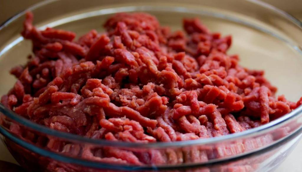 Ali ga imate doma? V mletem mesu odkrili salmonelo