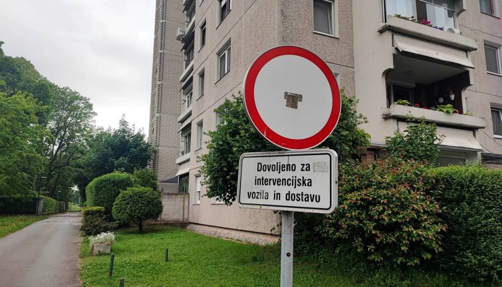 Divjanje, parkiranje na zelenicah in zapuščena vozila: Kolikokrat so redarji sploh obiskali Nove Fužine?