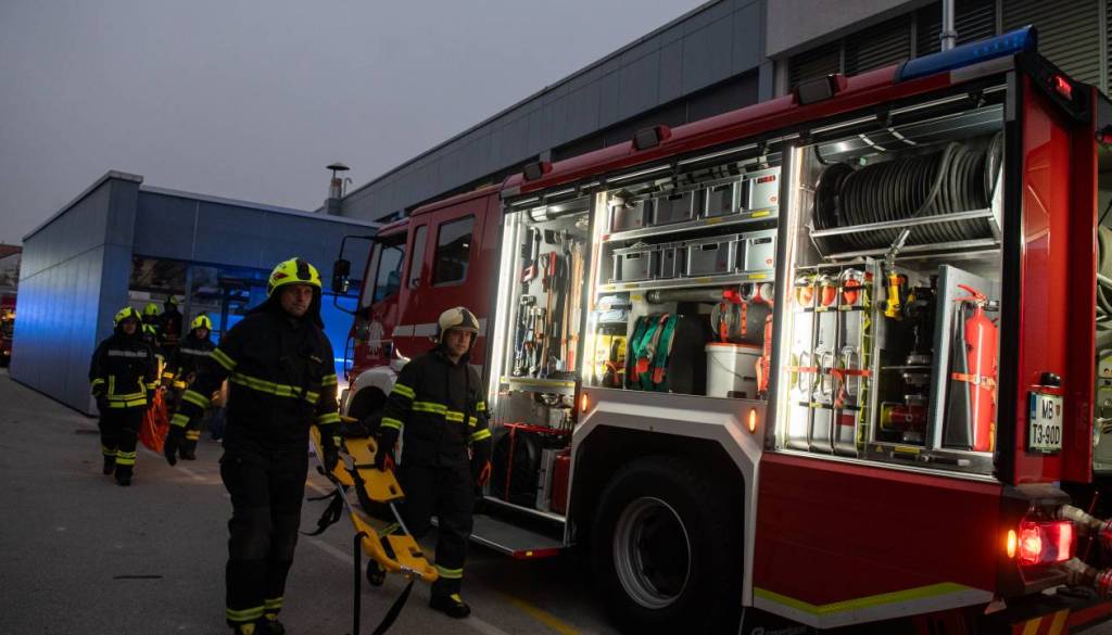 Gasilci odprli vrata stanovanja v Mariboru in naleteli na mrtvo osebo