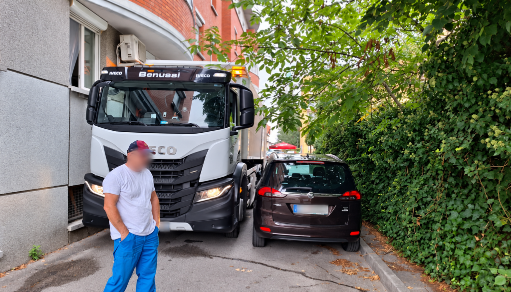 Kaos zaradi parkiranja v Šiški: Smetarsko vozilo zadelo klimatsko napravo na bloku