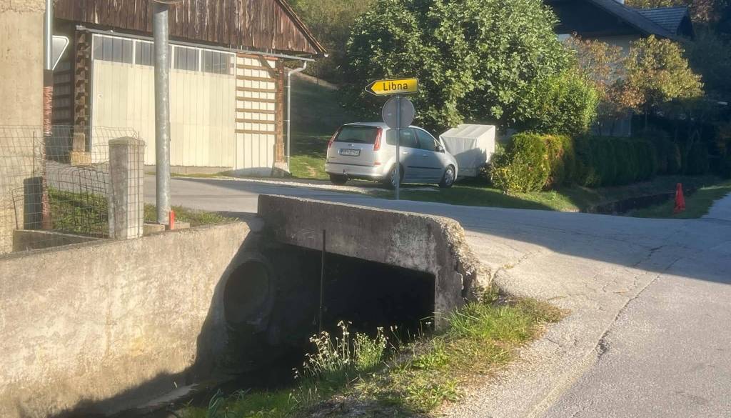 Nevaren odsek na Libni: »Ne želimo čakati, da nekdo konča v potoku«
