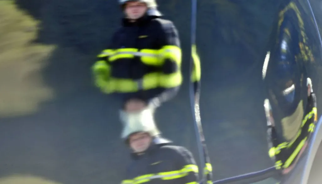 Avtomobil s petimi mladimi ženskami čelno trčil v drevo, posredoval tudi helikopter