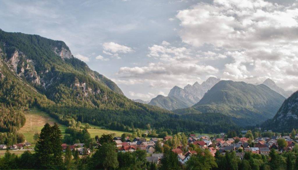 Občina Kranjska Gora razpisuje tri najemna stanovanja za mlade družine v Mojstrani