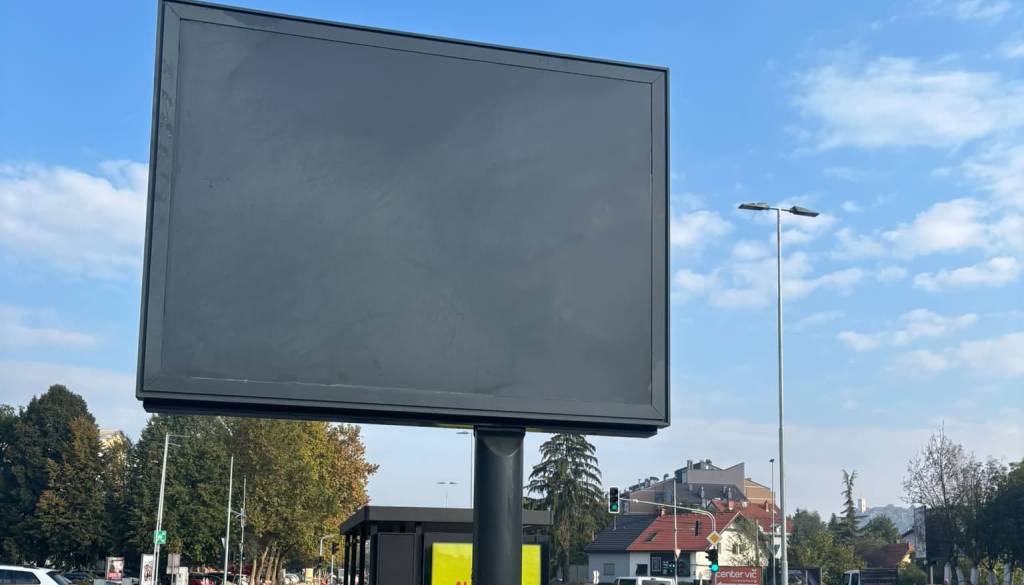 Ljubljančanka na enem križišču naštela kar 28 oglasnih površin!