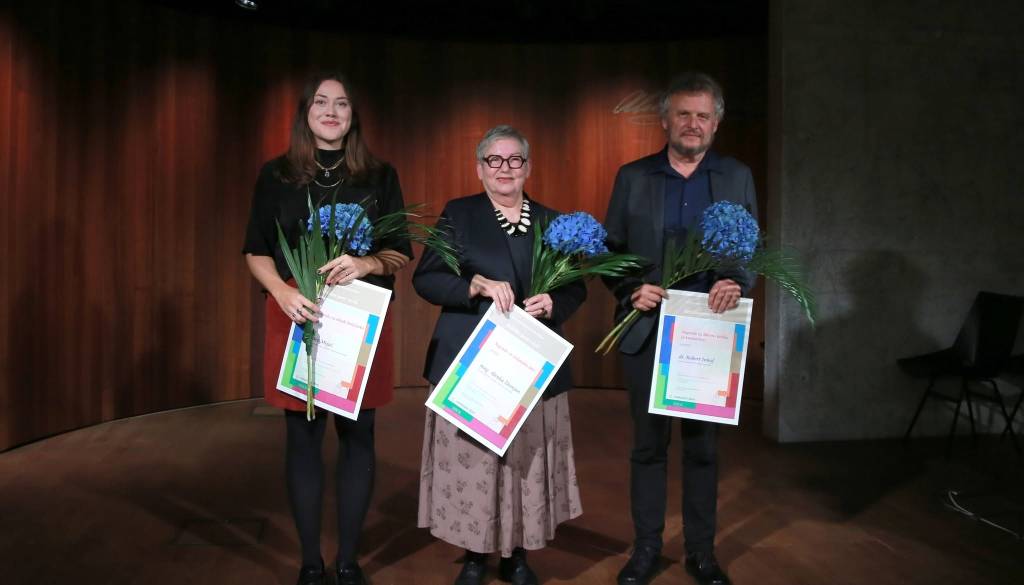 Znani prejemniki nagrad Kritiško pero 2026, med nagrajenci tudi Robert Inhof