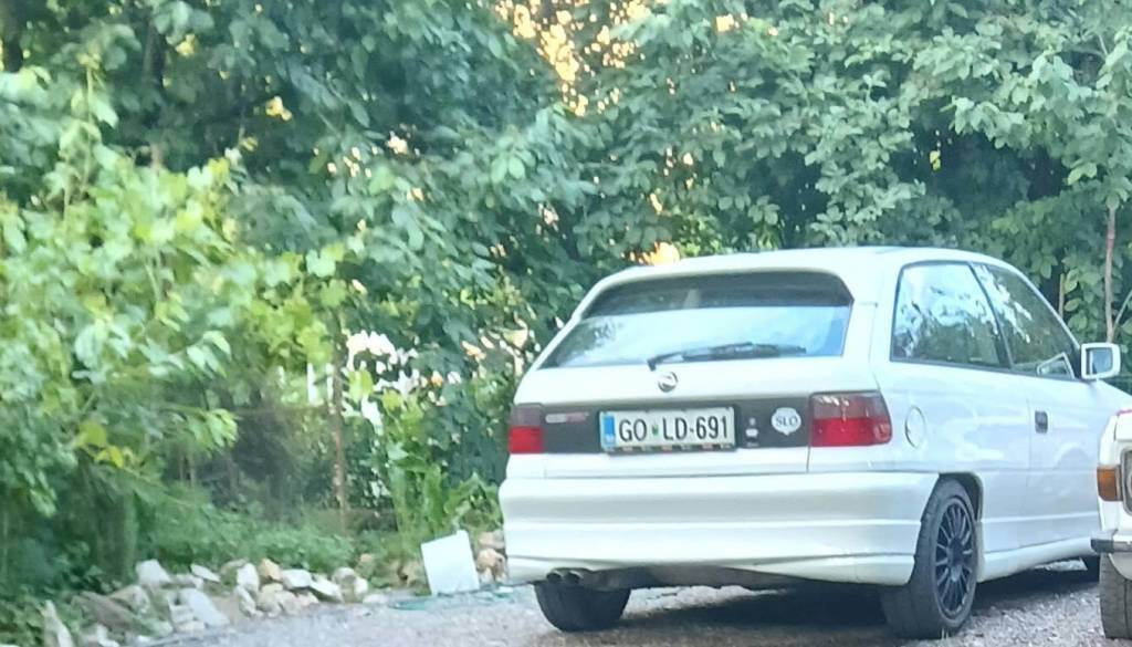 Ste kje videli ta avtomobil? Policija išče pogrešano 40-letno osebo