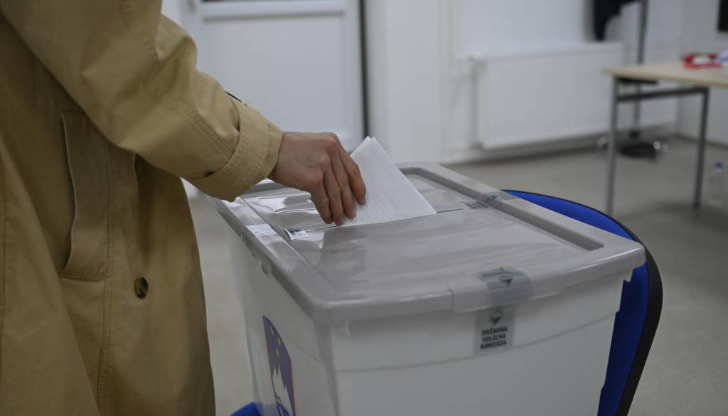 FOTO: Pred nedeljskimi referendumi volivci že oddali prve glasove, ponekod so nastajale dolge vrste