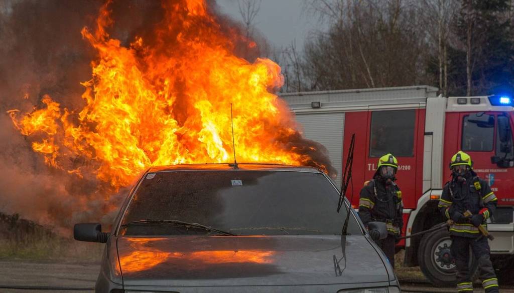 Drama pri Ljubljani: Gorel ukraden avtomobil, s kraja zbežal moški s posodo za gorivo