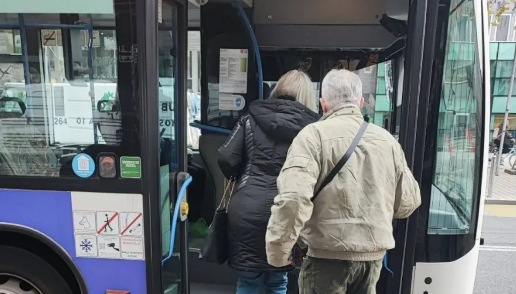 Starši, pozor: Na mestnem avtobusu naj bi starejši moški nadlegoval otroka