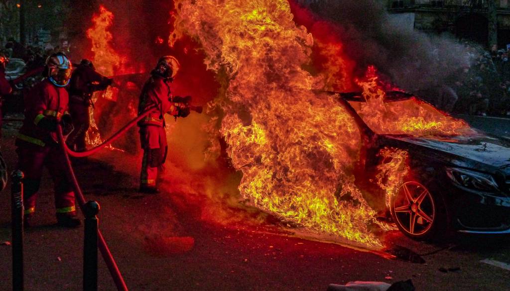 Avto ukradli v Mostah in ga zažgali v Medvodah: Ženska videla moškega s posodo za gorivo