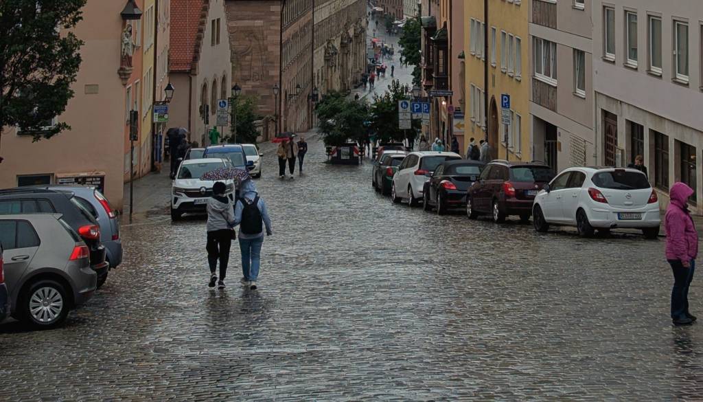 Nebo se je danes odprlo in ponekod danes prineslo že več kot 100 litrov dežja na kvadrat