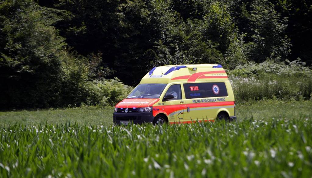 Želel se je znebiti krtov, a poškodovan končal v UKC Maribor