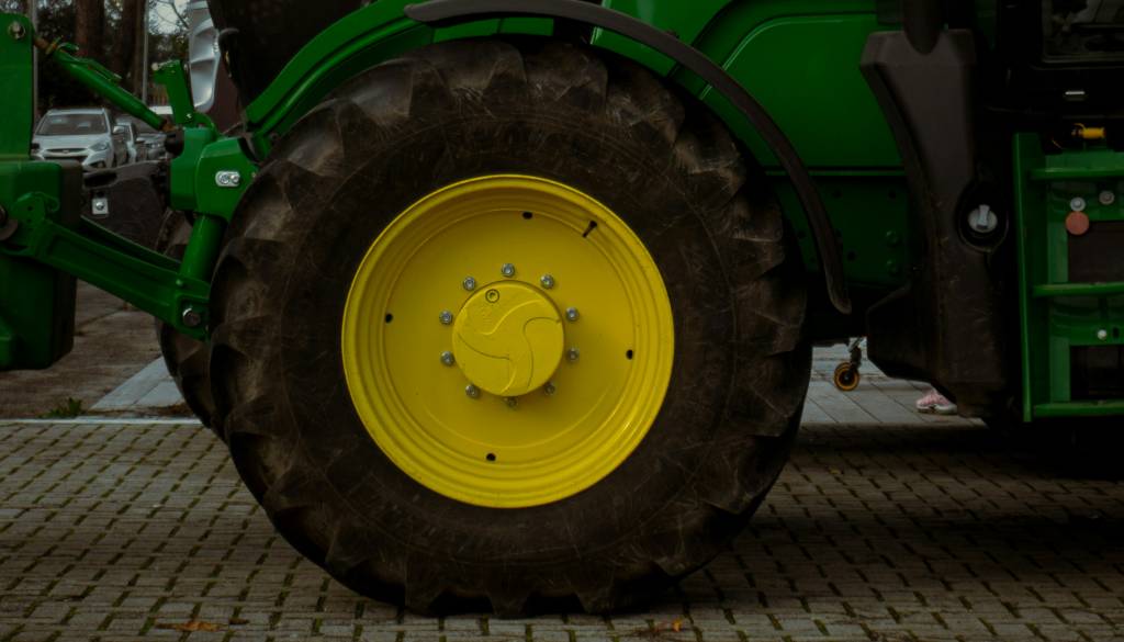 Traktor mu je ušel izpod nadzora, na dvorišču hiše trčil v parkiran avtomobil