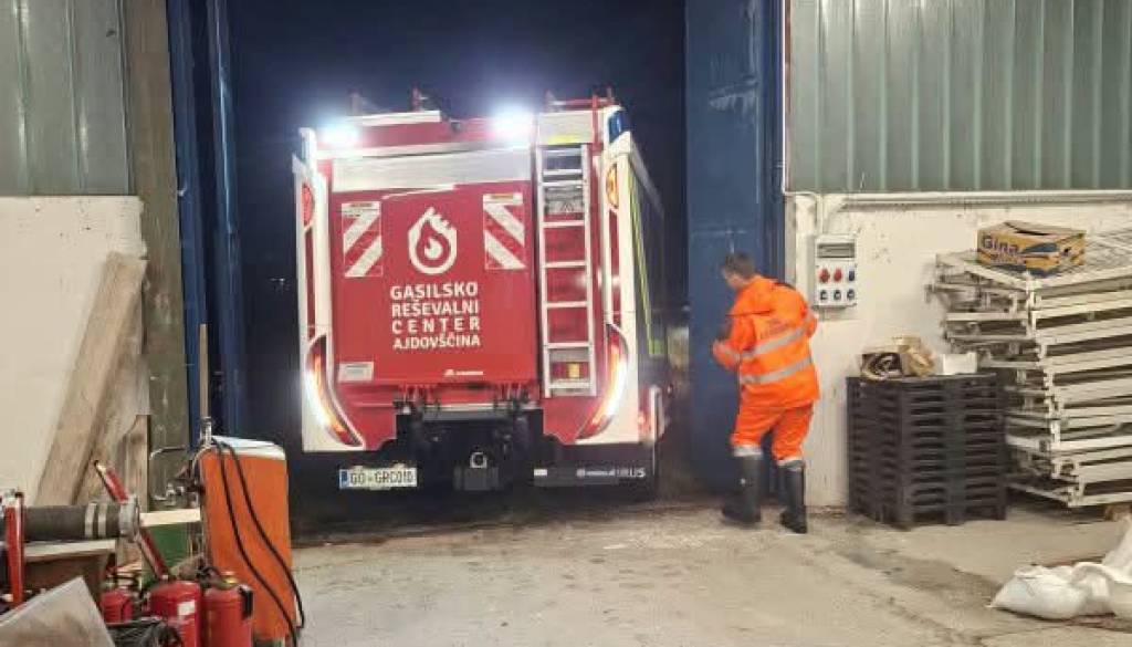 FOTO: Voda zalivala hiše, drevesa padala na avtomobile, sprožil se je tudi zemeljski plaz
