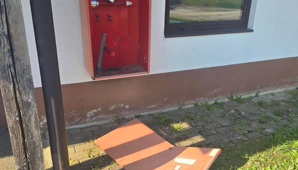Razdejanje na čistilni napravi v Straži, poškodovali objekt in opremo
