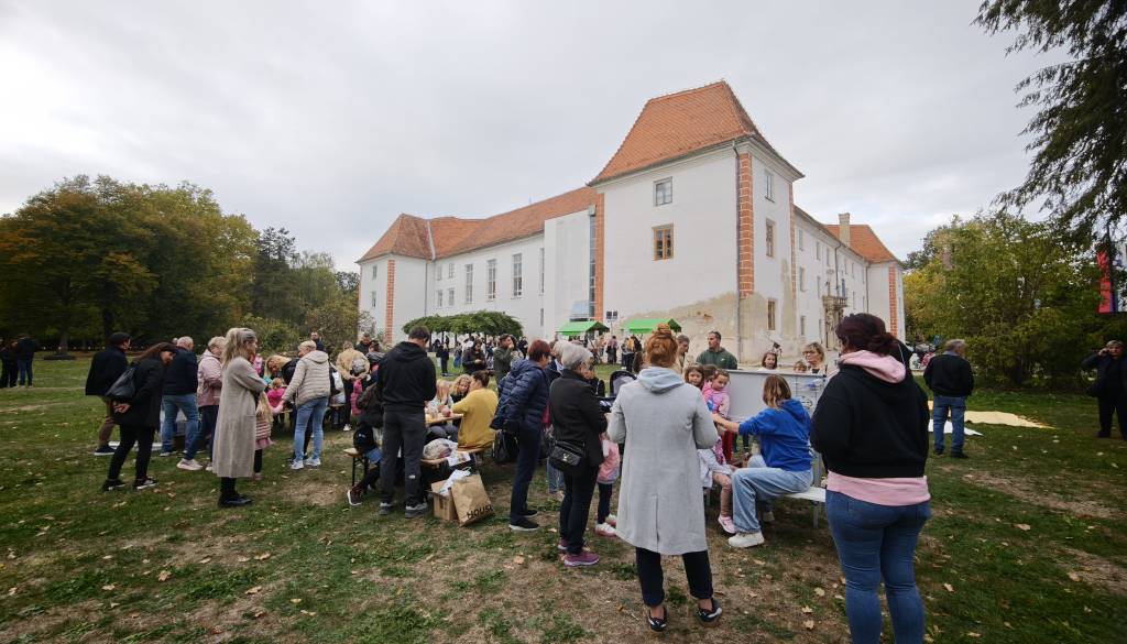 FOTO in VIDEO: Kostanjev piknik v znamenju otroškega veselja in jesenskega druženja