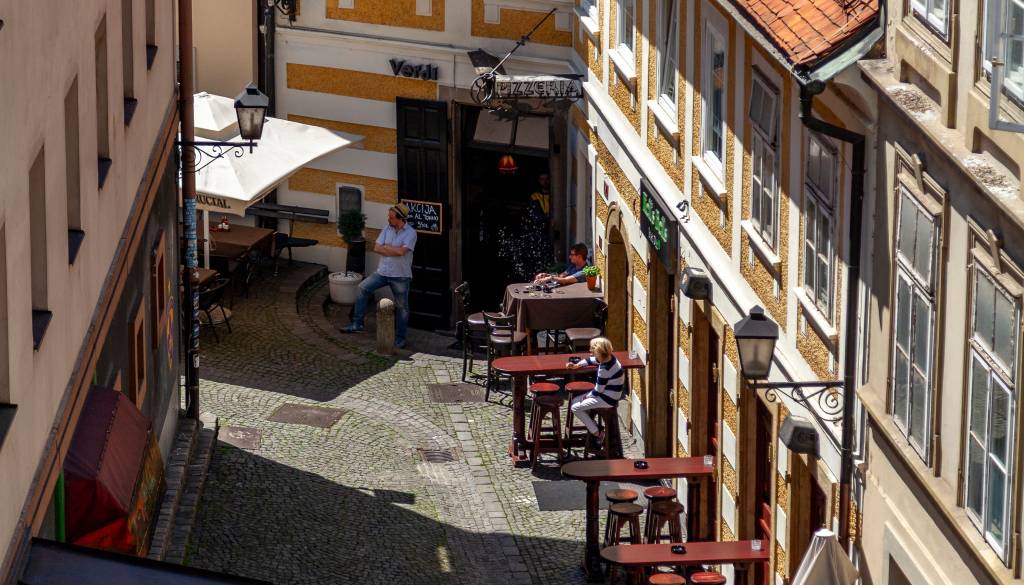 Ameriška turista sta zaradi priljubljene serije spremenila načrte: V Mariboru ju je čakalo presenečenje