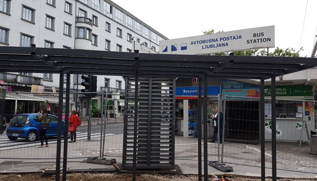 Rop na avtobusni postaji v Ljubljani! Grozili s pretepom in mu ukradli vse, kar je imel
