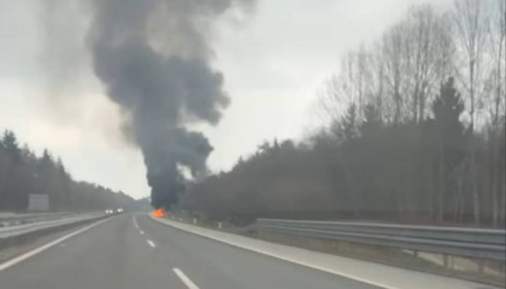 Goreče vozilo zaprlo vozni pas na dolenjski avtocesti