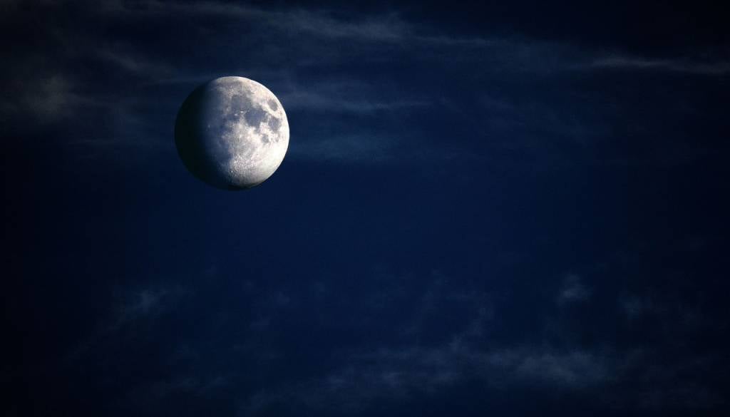 Magična snežna luna razkriva skrite resnice, kaj zvezde napovedujejo danes?
